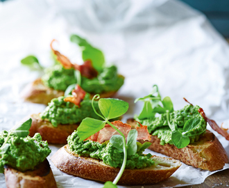 Bruschetta med ærter, spirer og parmaskinke