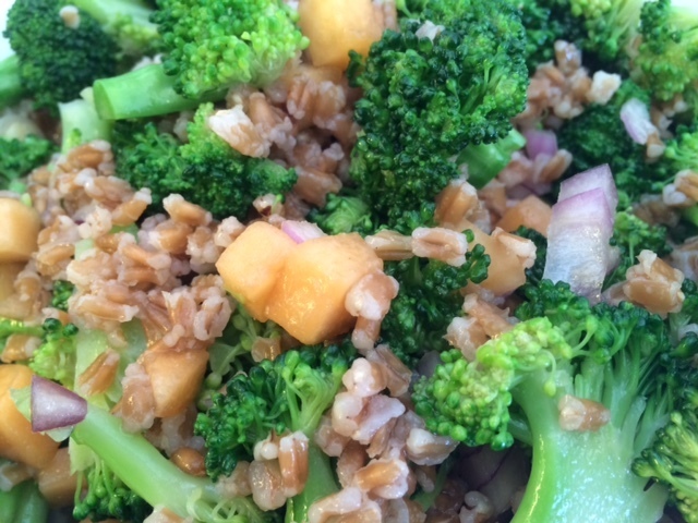 Broccolisalat med speltkerner og melon