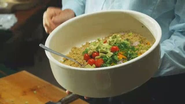 Bagt torskefisk med quinoa, avocado, krydderurter og tomater