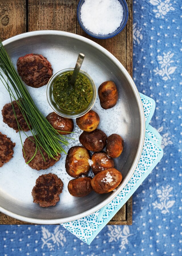 Saltbagte kartofler med salsa verde og hakkebøf