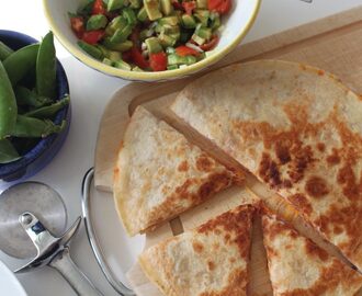 Quesadilla med avocadosalat