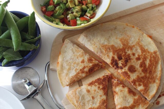 Quesadilla med avocadosalat