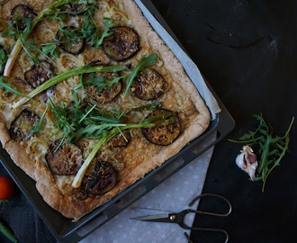 SUND FULDKORNSPIZZA MED KARAMELLISEREDE LØG