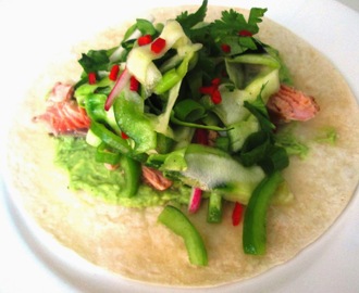 Tortilla med Laks, Avocadocreme og Salat