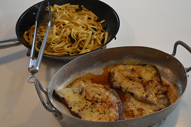 Scaloppina alla Bolognese med pasta med salviesmør