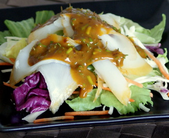 Salat med røget ørred og hjemmerørt sennepsdressing - sødet med palmesukker