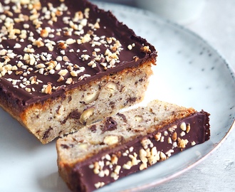 Svampet banankage med chokoladechunks og hasselnødder - med meget lidt mel