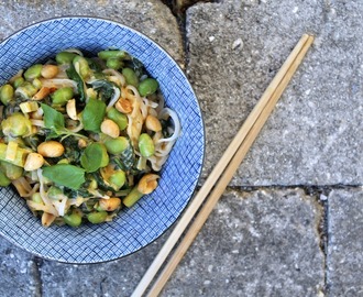 Risnudler med edamame, spinat og cremet peanutbuttersauce