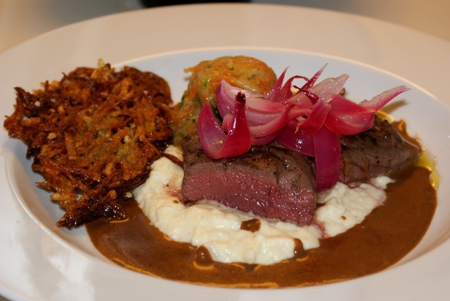 Rådyr med rösti, selleripuré, syltede rødløg, sauce og timbale af kartoffel/gulerod/squash