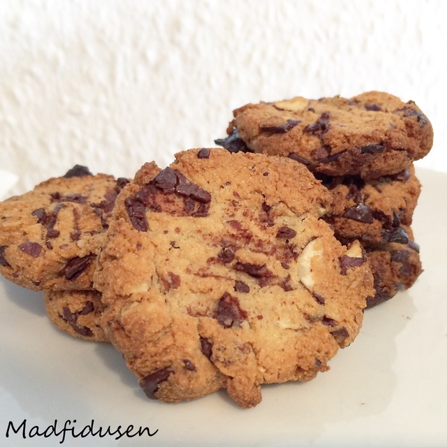 Mini chocolate chip cookies med hasselnødder