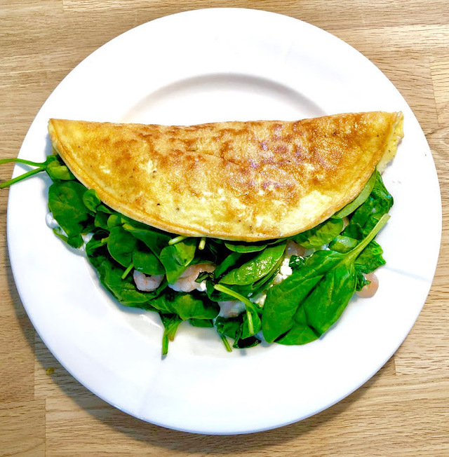 Omelet med spinat - hytteost & rejer
