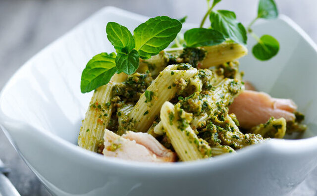 Pasta med rucola-pesto og varmrøget laks