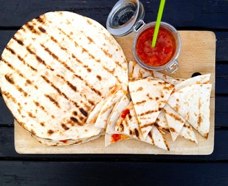 QUESADILLAS PÅ GRILL MED CHUNKY SALSA & GUACAMOLE