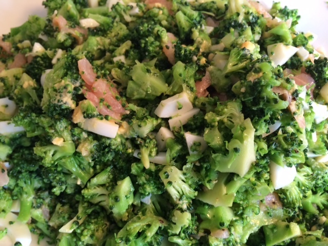 Broccolisalat med røget laks og æg