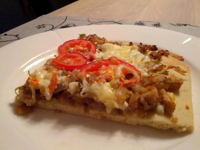 Hytteostpizza med løg og kylling