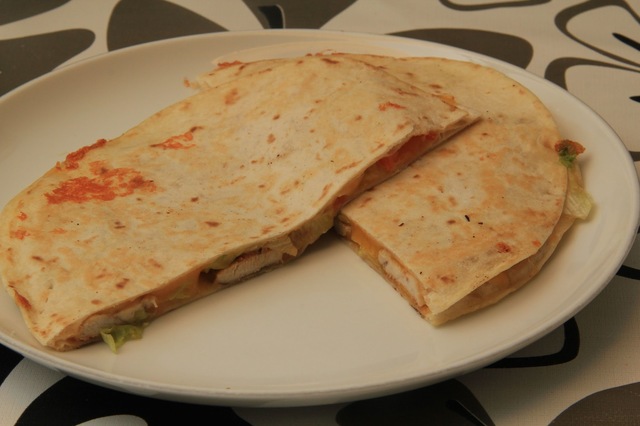 Dobbelt tortilla med kylling og cheddar