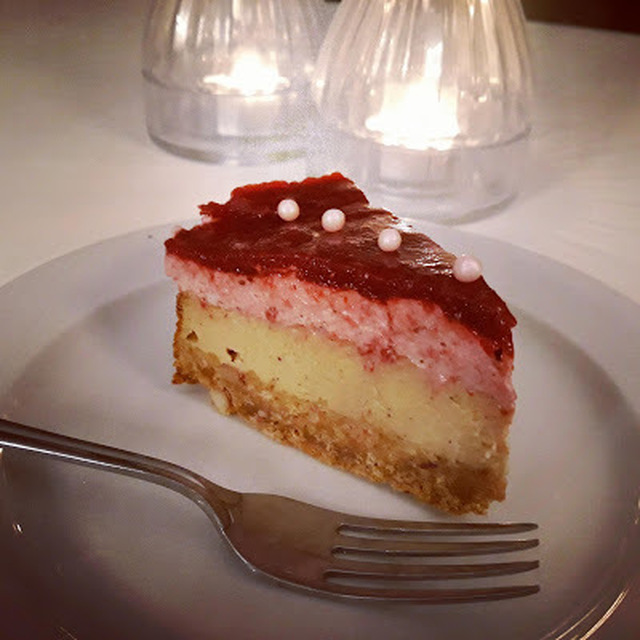 Cheesecake m. rødgrød-topping