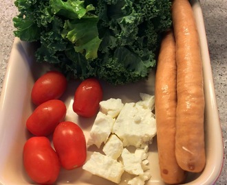 Pasta med grønkål, tomater, pølser og feta