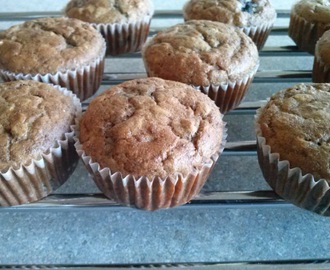 Sunde muffins med fuldkornsmel, mysli og blåbær