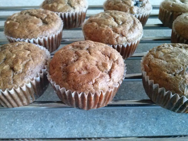 Sunde muffins med fuldkornsmel, mysli og blåbær