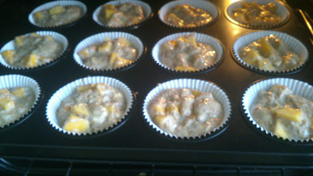 Lidt forsinket: mango-muffins og æble-cupcakes!