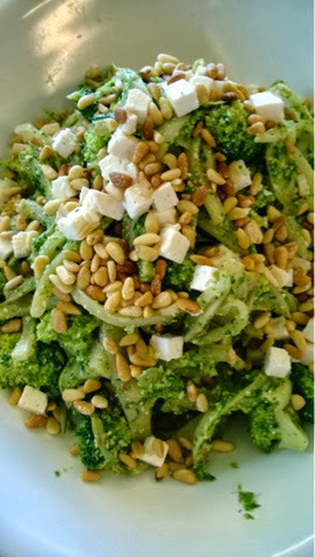 Fennikel salat med let dampet broccoli , pesto , feta og ristet
pinjekerner .