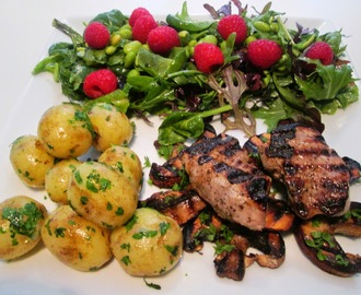 Grillet Mørbrad og Portebellosvamp med Hindbærsalat og Nye Kartofler