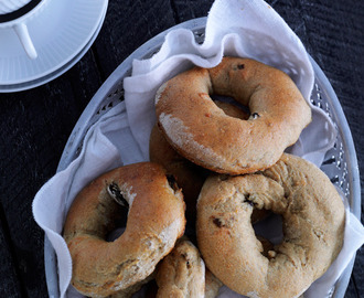 Fuldkornsbagels med kanel og rosiner