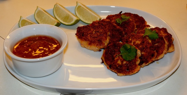 Thailandske fiskefrikadeller med agurke/rødløgssalat og sød chili