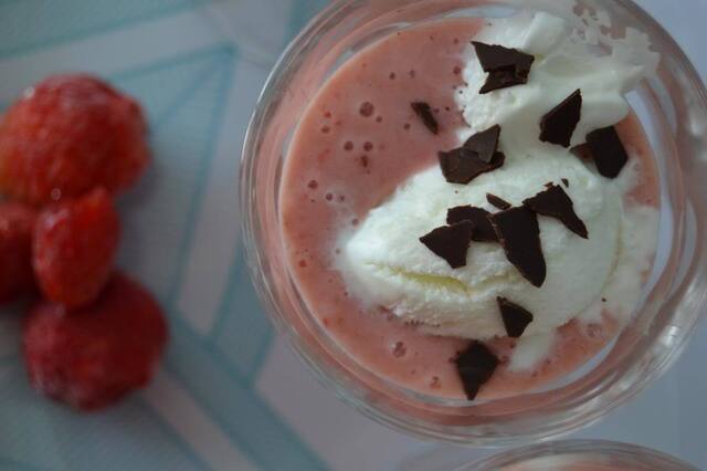 [Recipe] 4 ingredient fresh strawberry smoothie