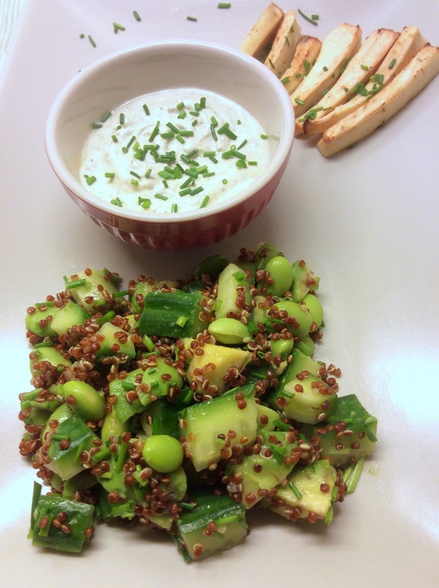 Forårsgrøn salat med quinoa og avocado