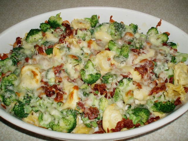 Gratineret tortellini med broccoli og bacon