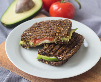 Rugbrødspanini med avokado og mozzarella