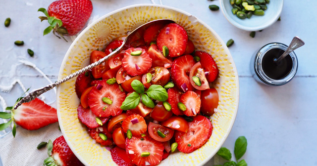 Jordbærsalat med cherrytomater – smagen af sol og sommer
