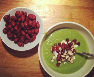 Ærtesuppe med hytteost og soyamandler