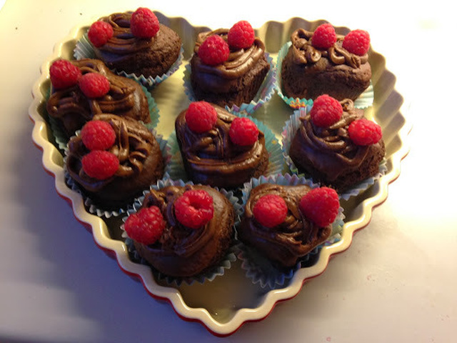 Fedtfattige og nemme chokolade cupcakes med lækker frosting