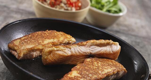 Laks stegt med laksefars med cremet spelt og feldsalat