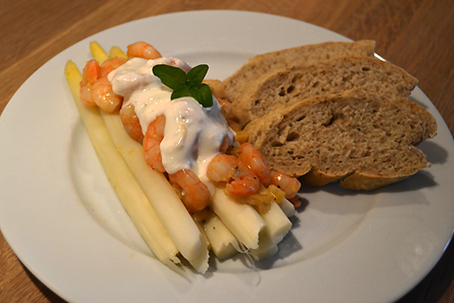 Hvide asparges med rejer og rygeostcreme og fennikelbrød