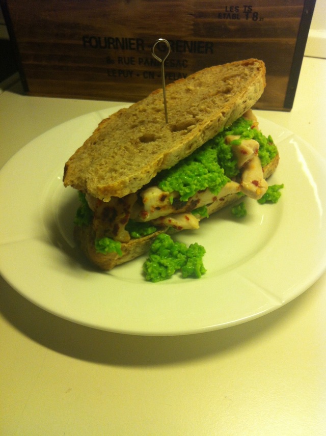 Sandwich m. chilimarineret kylling & ærtepure