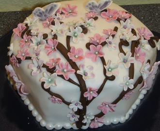 Fondant kage med kirsebær blomster