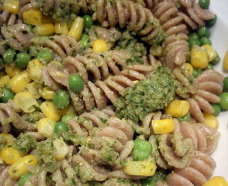 Pasta med Valnøddepesto,ærter og majs