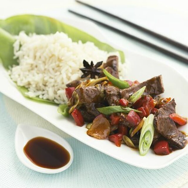 Oksekød i mørk og pikant kinesisk sauce 		 			— med ris