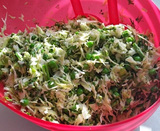 Spidskålssalat med grønne asparges og ærter