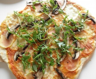 Kartoffelpizza med portobellosvampe og rucola