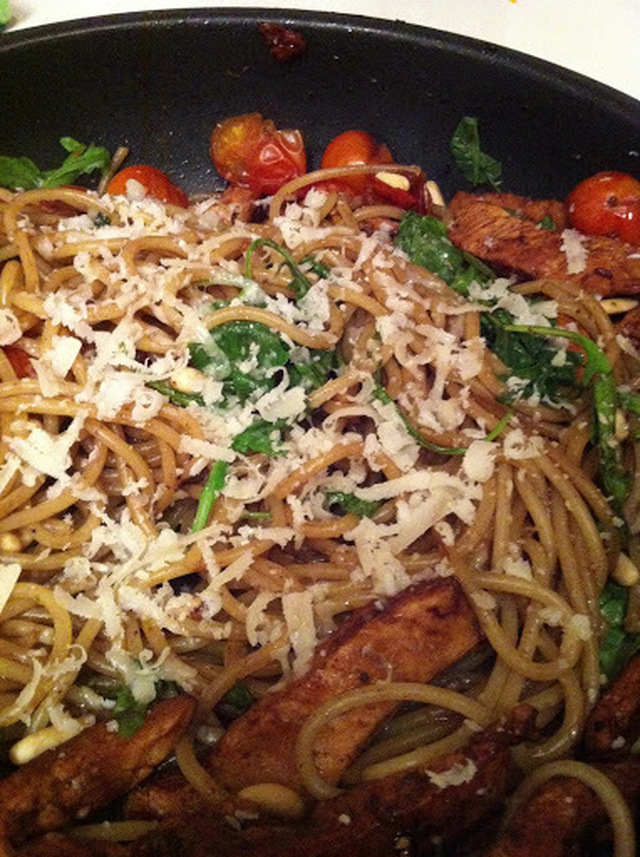 Spaghetti med cherrytomater, rucola, kylling og pinjekerner