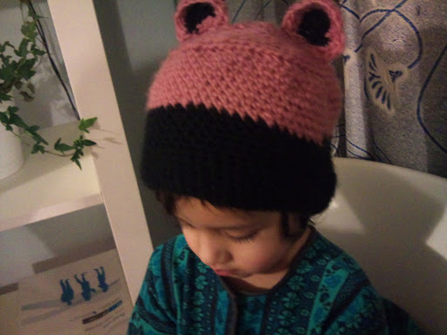 Beary cute baby hat. :-) (crochet)