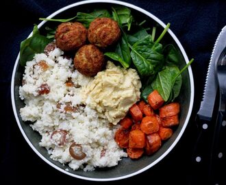 Fyldig salat med blomkåls couscous, bagte gulerødder og hummus