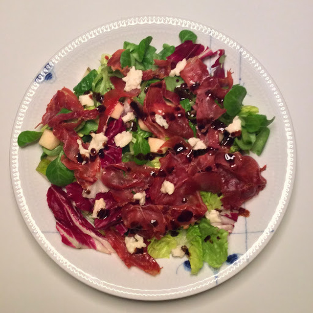 Salat med serrano skinke, gorgonzola og balsamico glace