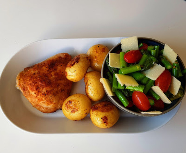 Ovnstegt Kylling med Kartofler og Aspargessalat