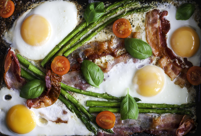 Æg, bacon og asparges i ovnen